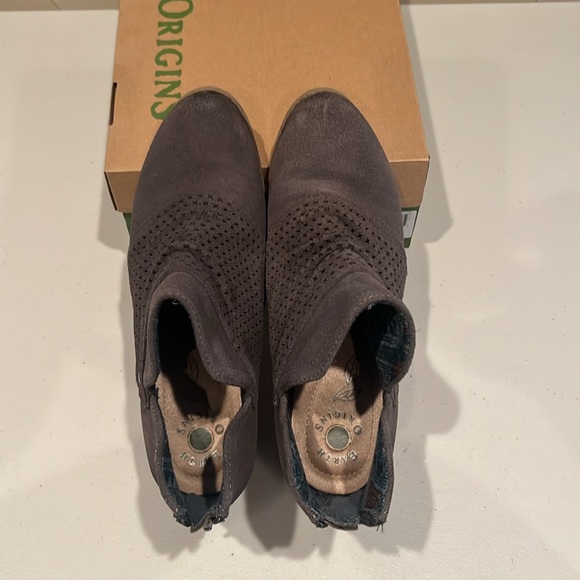 Earth, gray suede, leather booty, 9.5 WIDE - Picture 2 of 7